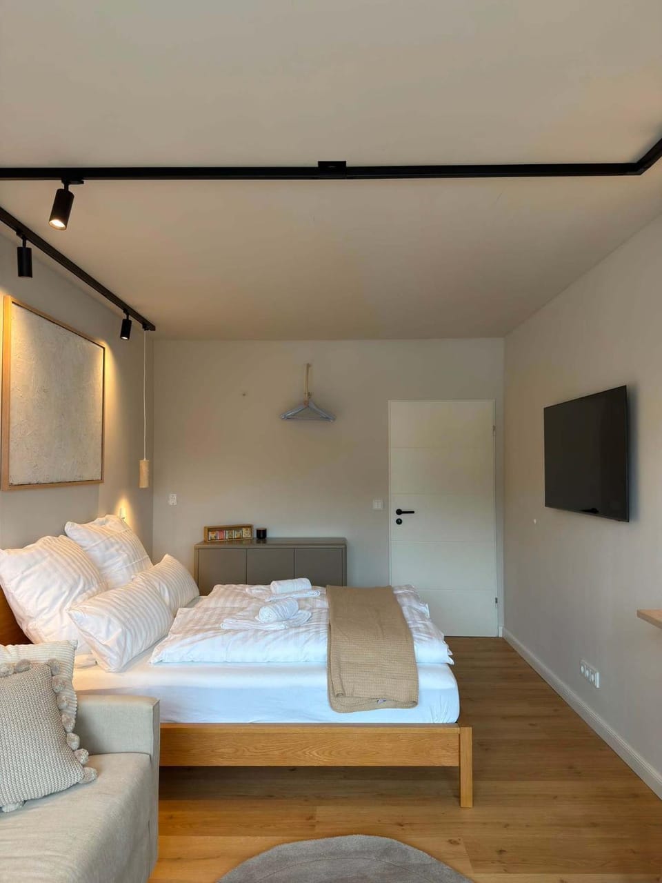 Bed, TV and multimedia, Photo of the whole room