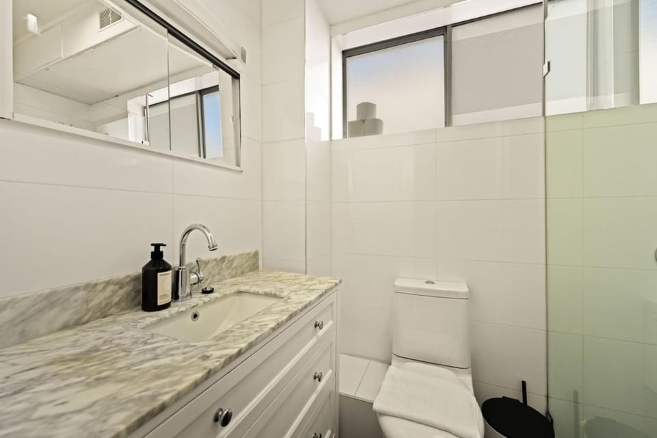 New Bondi 2BR Free Parking Balcony Superhost U2 Apartment in Sydney