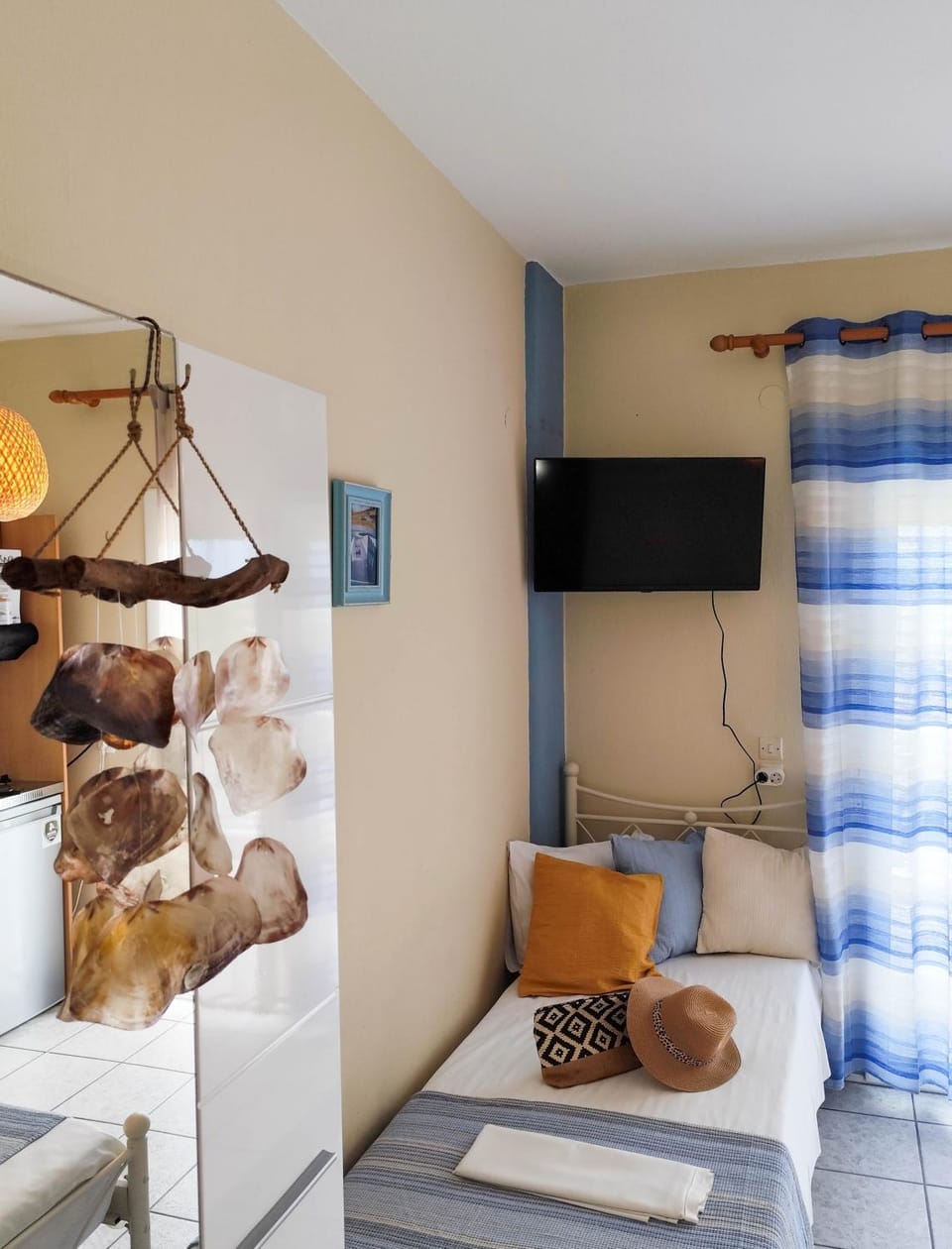 Bed, TV and multimedia, Seating area, Bedroom