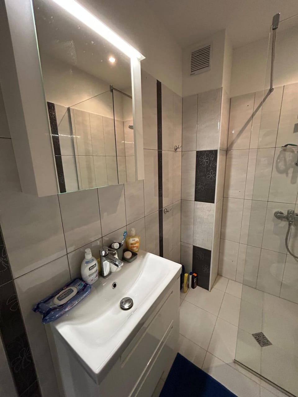 Shower, Bathroom, towels