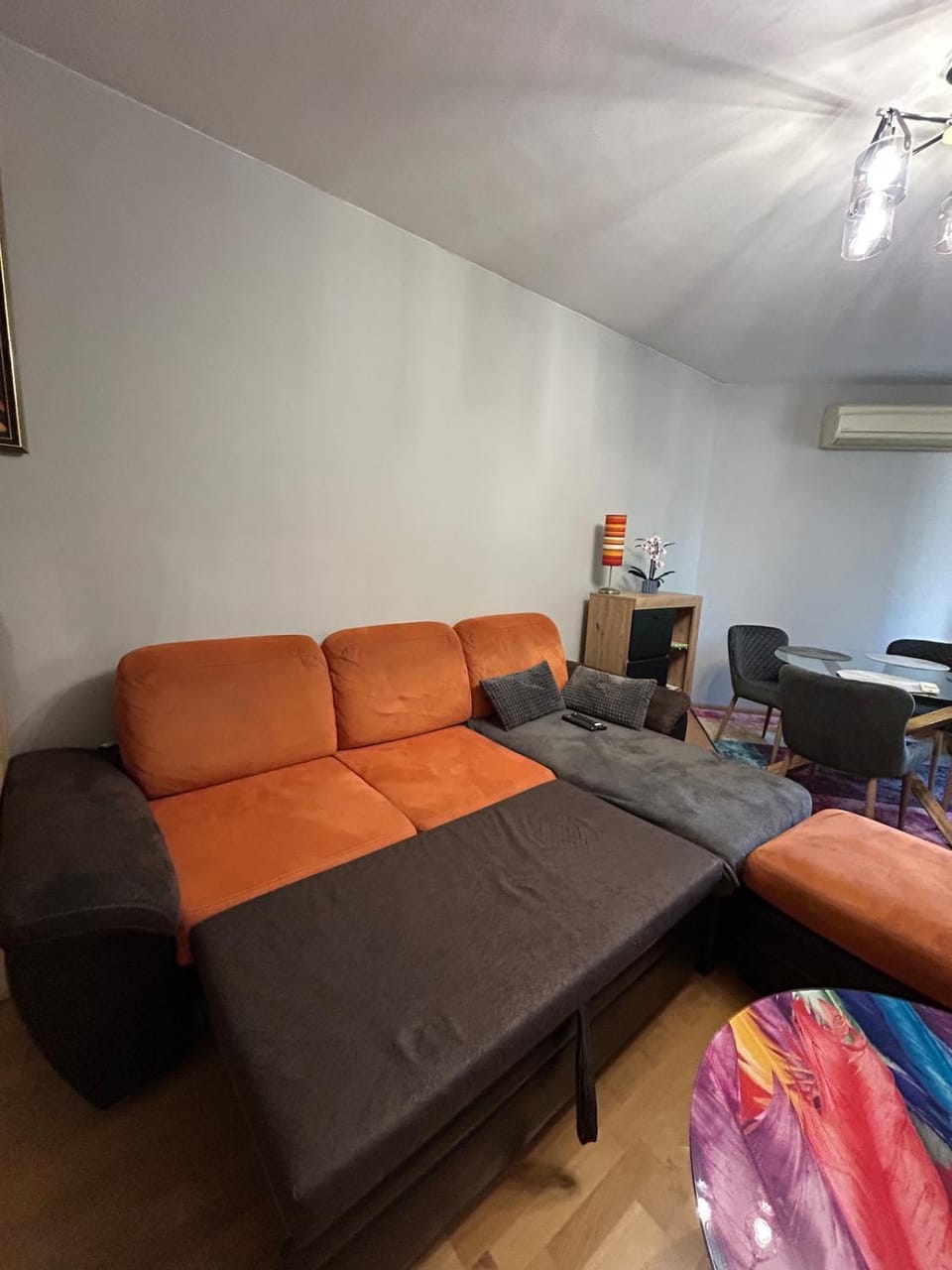Bed, Living room, Seating area, air conditioner