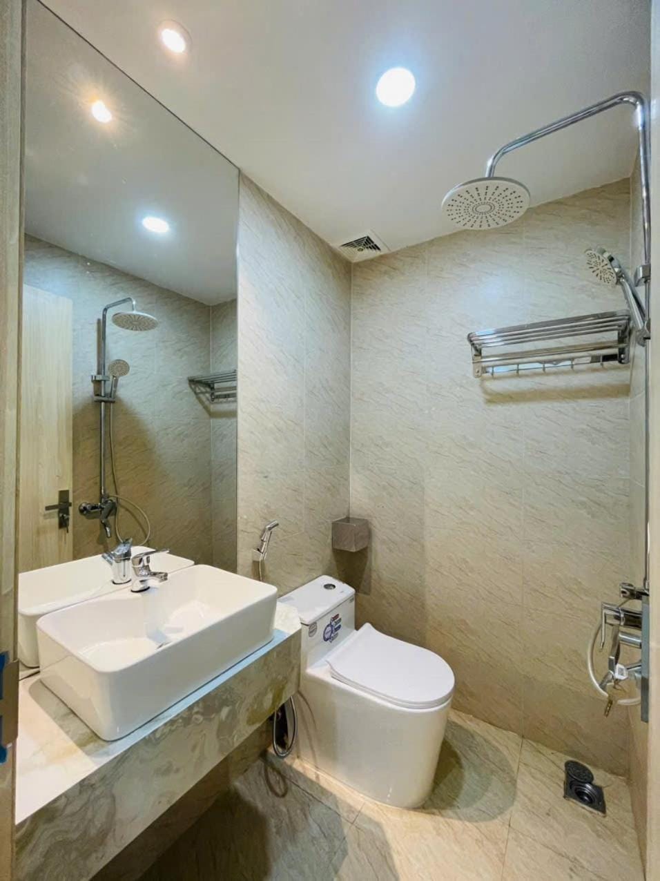 Shower, Toilet, Bathroom, bidet, towels