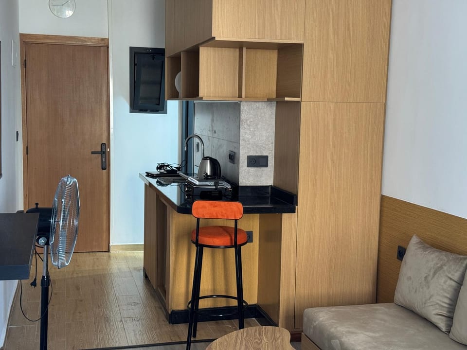 Kitchen or kitchenette, Dining area, minibar