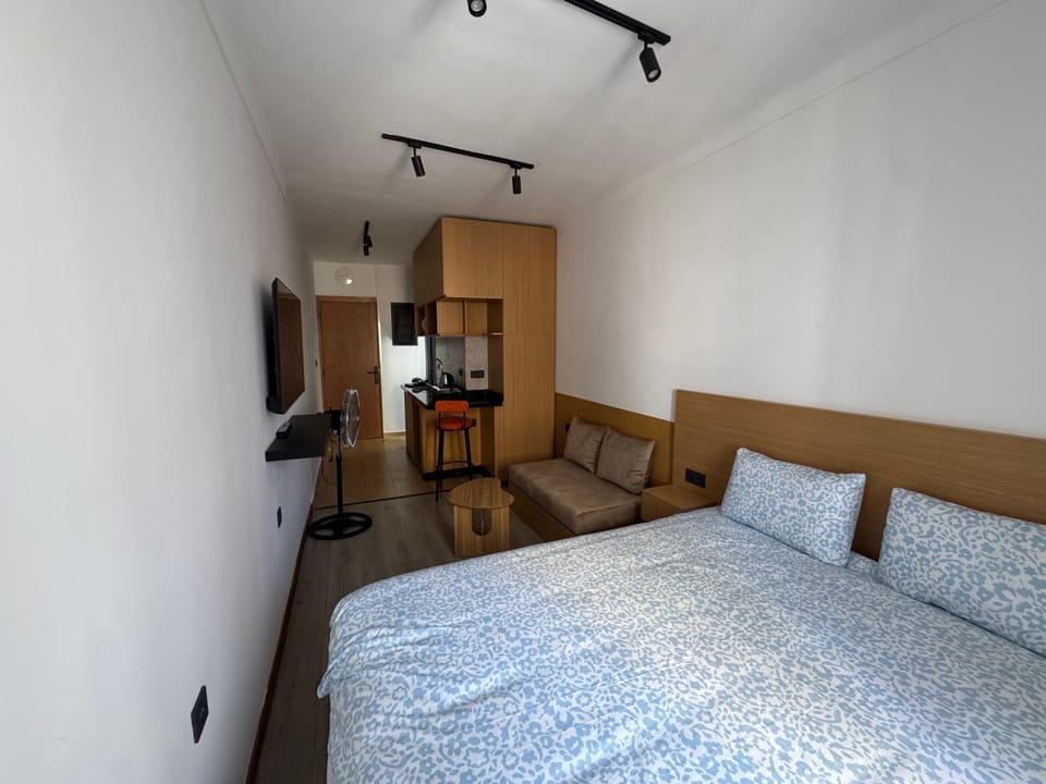 Bed, TV and multimedia, Photo of the whole room