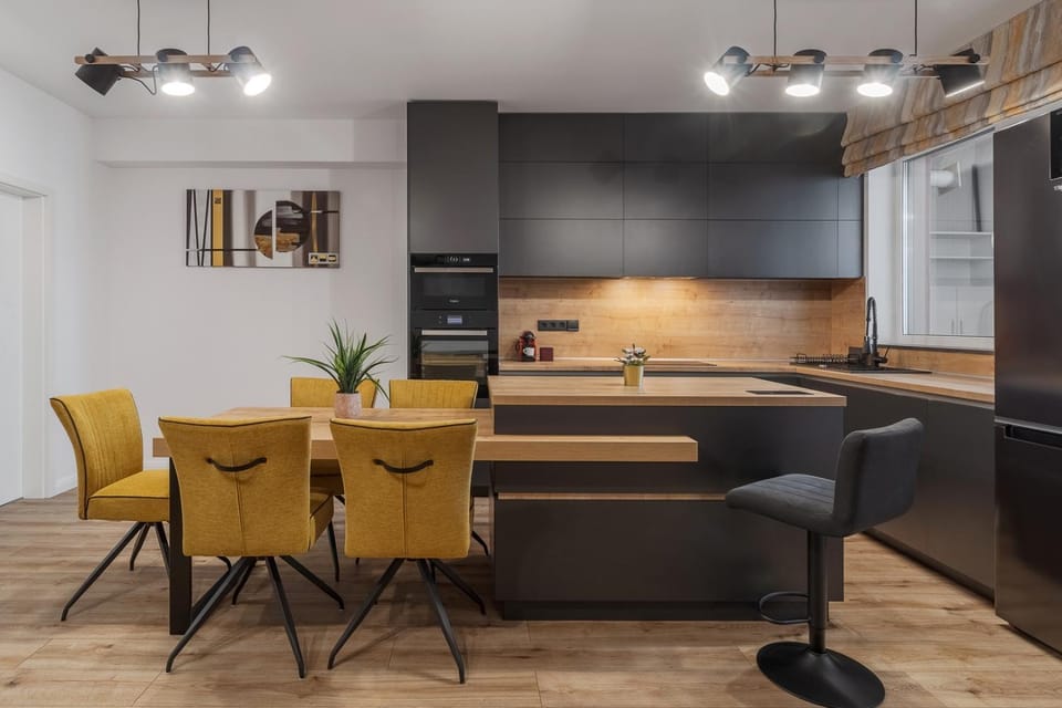 Coffee/tea facilities, Kitchen or kitchenette, Living room, Seating area, Dining area, microwave