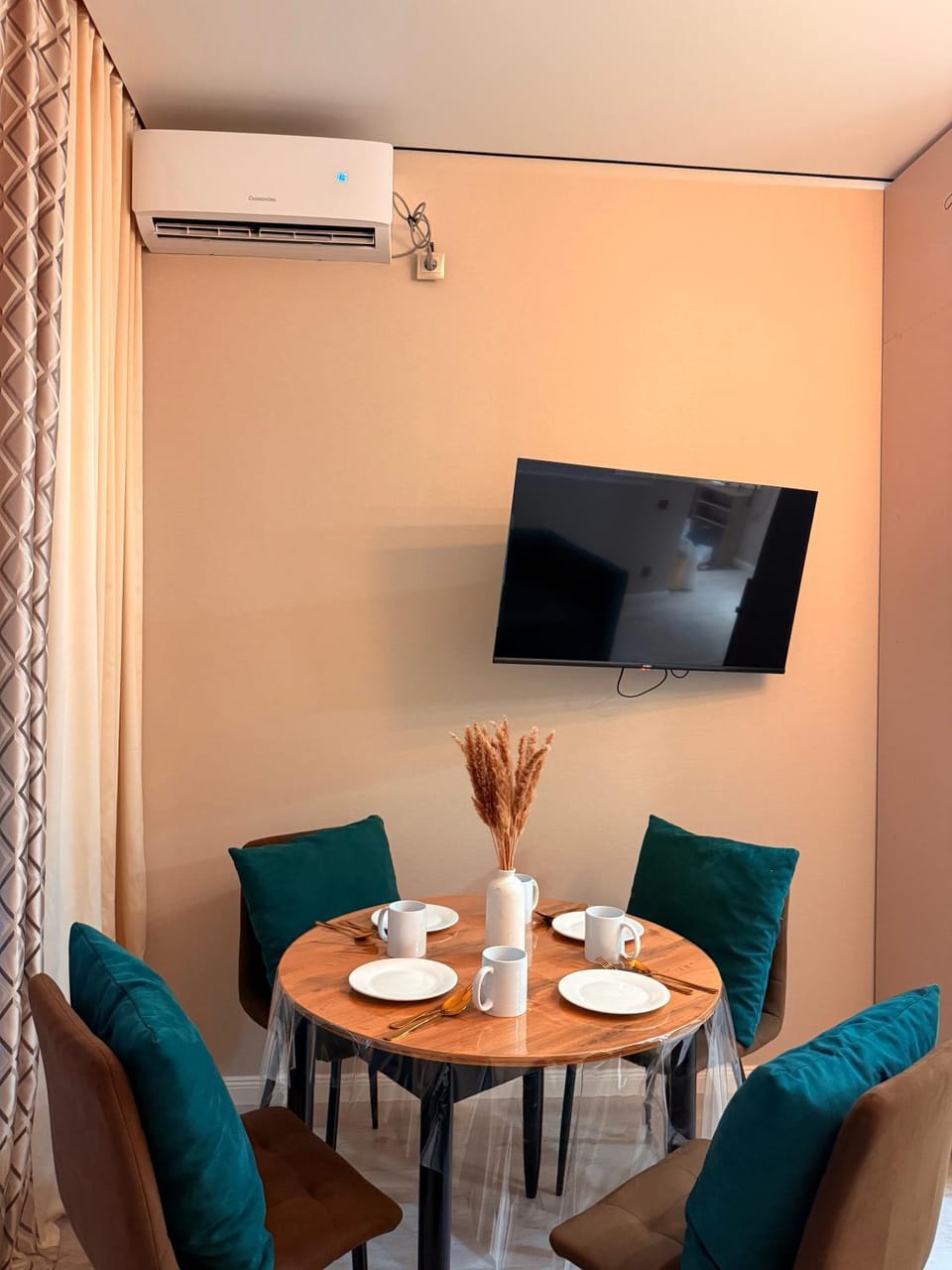 TV and multimedia, Living room, Seating area, Dining area, air conditioner
