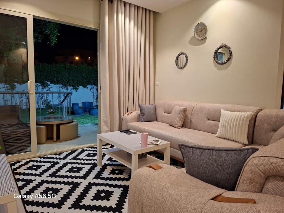 شقه مفروشه فرش فندقي في كمبوند Thedressers كمبوند راقي ومميز واطلاله رائعة Apartment in Egypt
