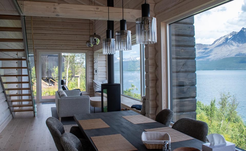 Living room, Dining area, Mountain view