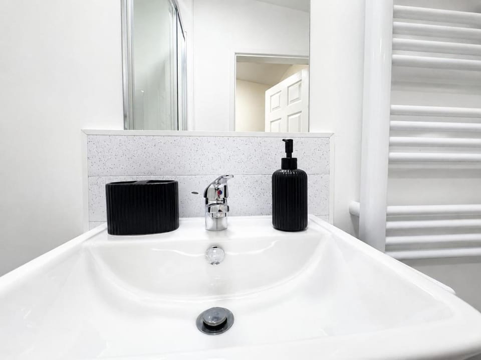 Modern Private Self Contained With Free Parking Near City Hospital House in Nottingham