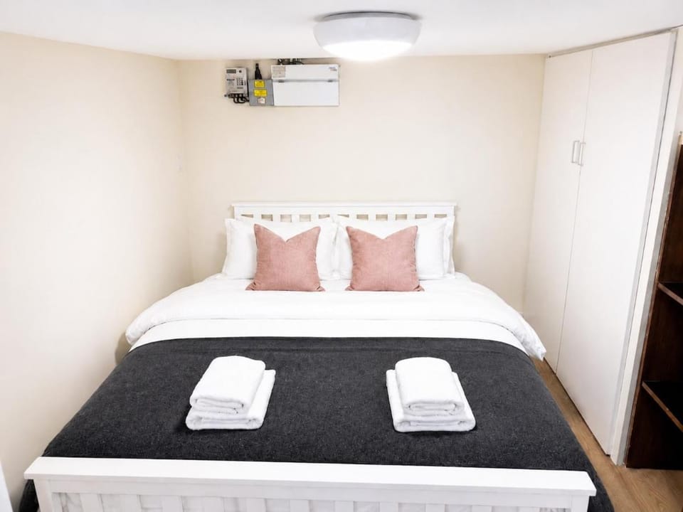 Modern Private Self Contained With Free Parking Near City Hospital House in Nottingham