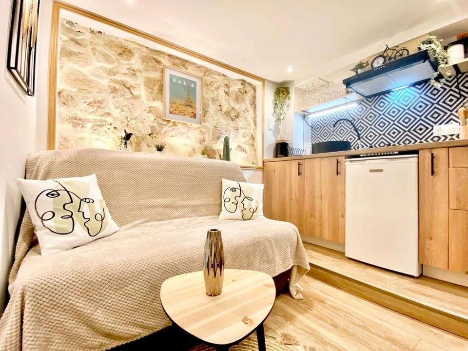 Kitchen or kitchenette, Living room, Seating area, Dining area, stove