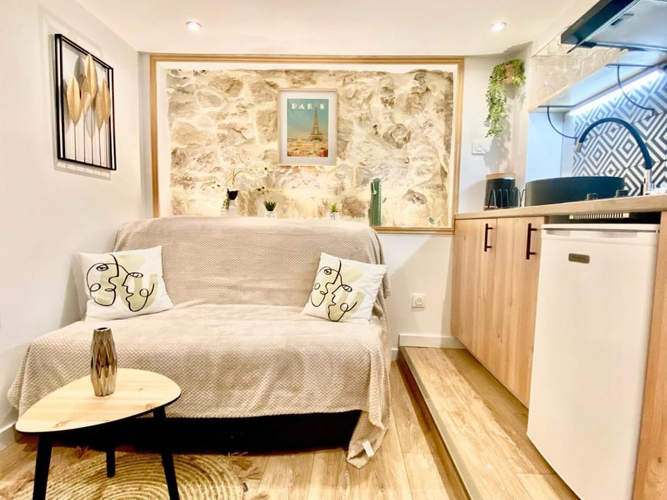 Kitchen or kitchenette, Living room, Seating area, internet, stove