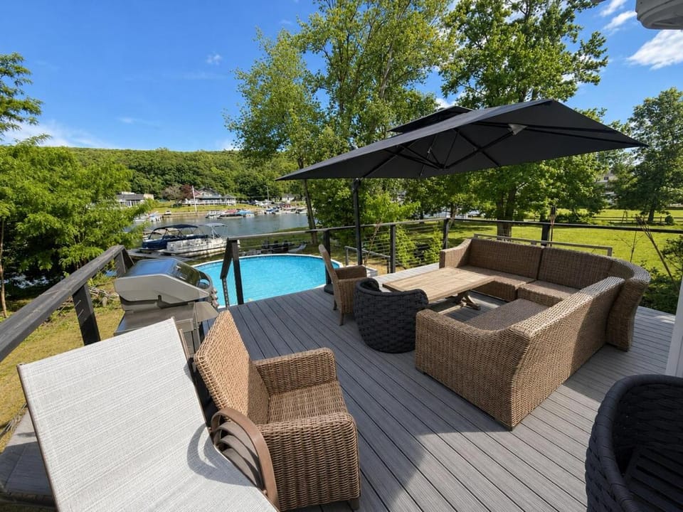Modern Lakefront House House in Greenwood Lake