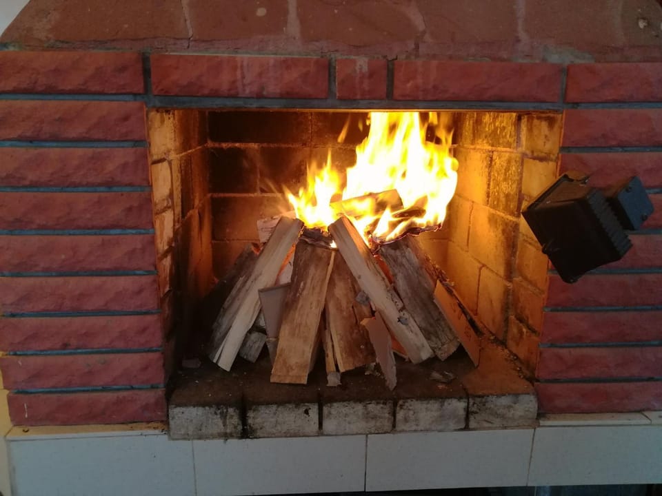Kitchen or kitchenette, fireplace