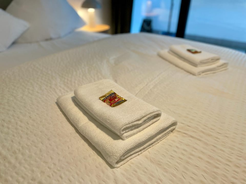 Bed, Bedroom, towels