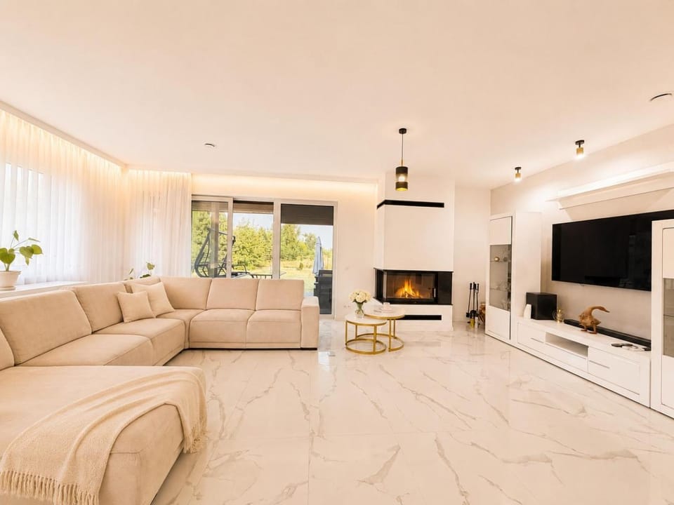 TV and multimedia, Living room, Seating area, Evening entertainment