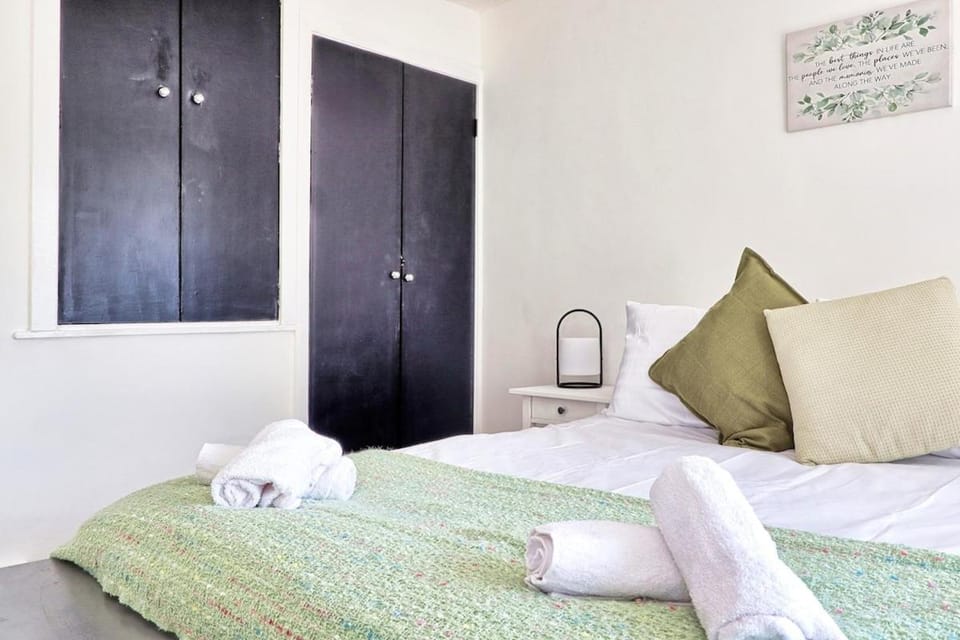 3 Bed - Sleeps 5 - Wi-Fi - Parking House in Chelmsford