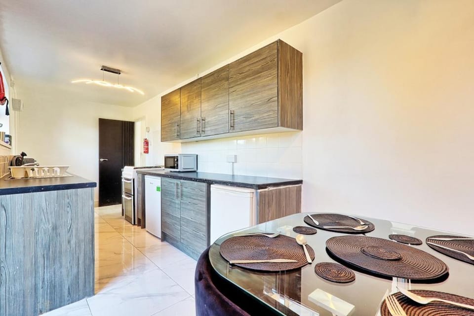 3 Bed - Sleeps 5 - Wi-Fi - Parking House in Chelmsford