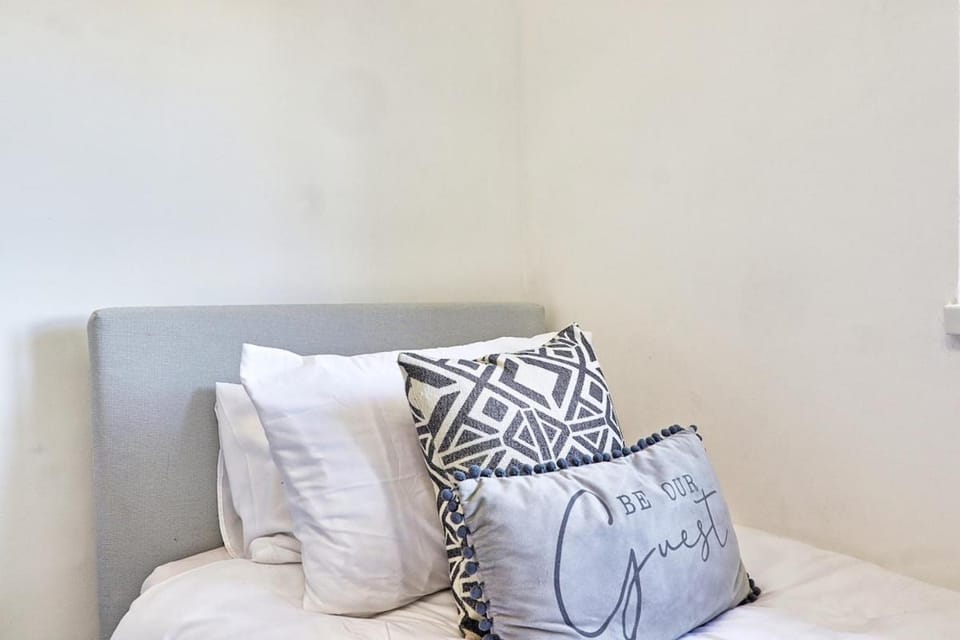 3 Bed - Sleeps 5 - Wi-Fi - Parking House in Chelmsford