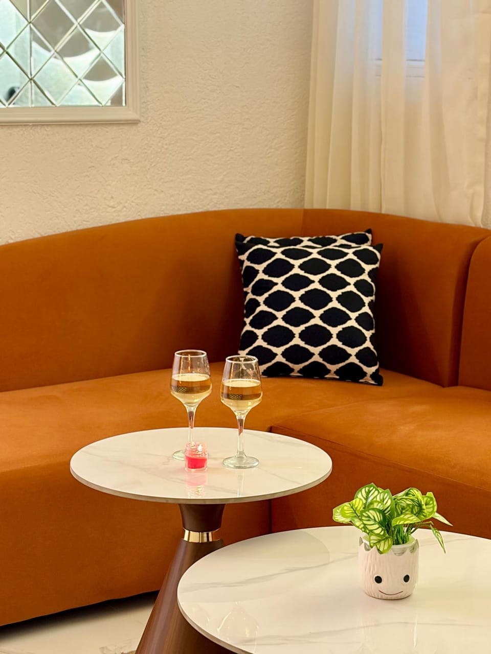 Saanjh - Luxurious 2BHK with Mussoorie View Apartment in Dehradun