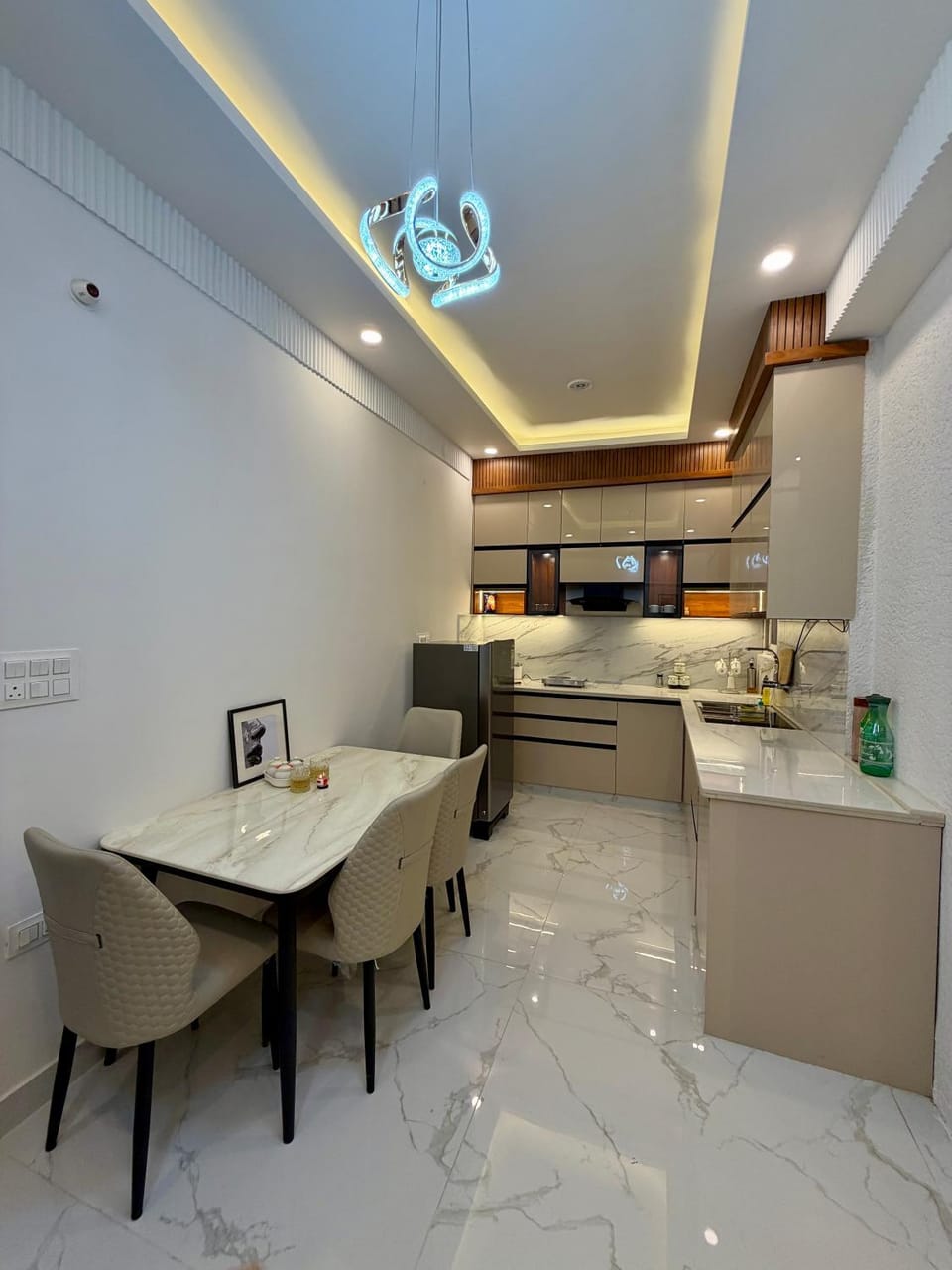 Saanjh - Luxurious 2BHK with Mussoorie View Apartment in Dehradun
