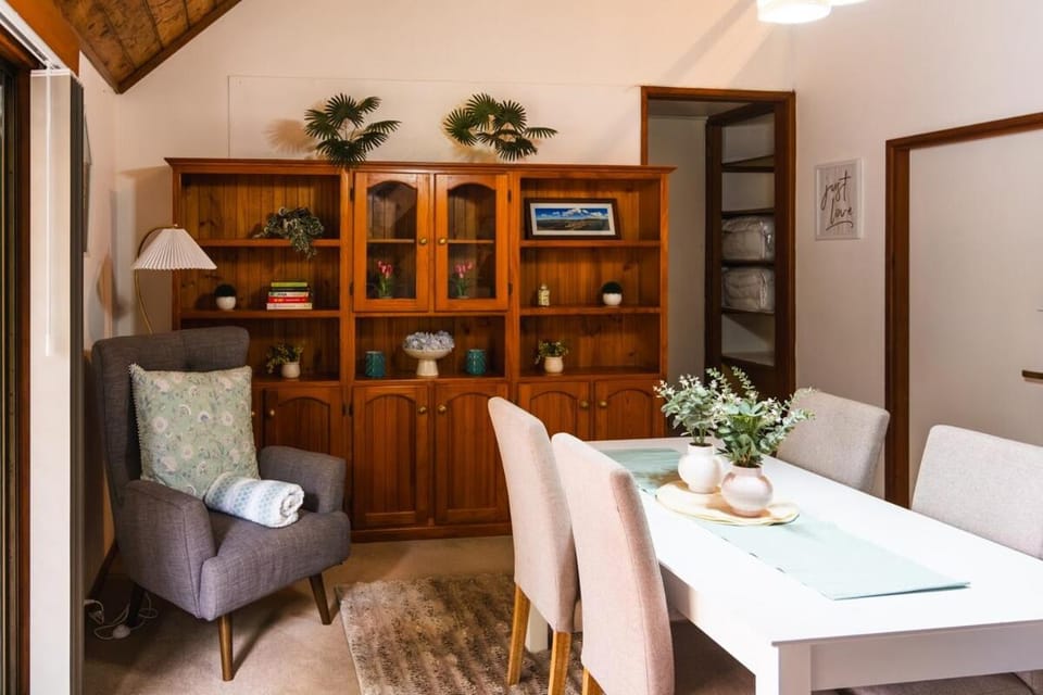 Lake Russell Lakeside Cottage Bed and Breakfast in Emerald Beach