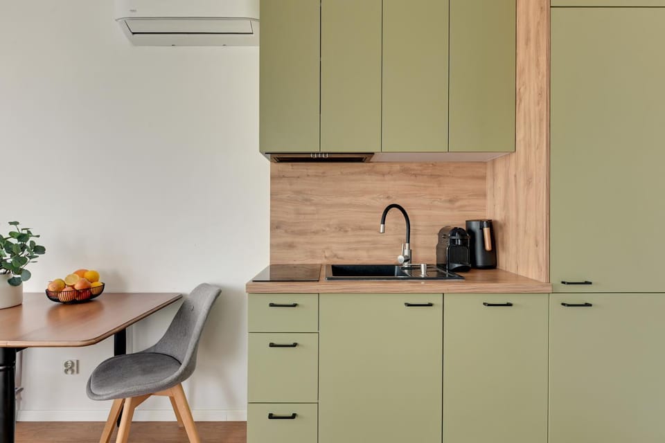 Coffee/tea facilities, Kitchen or kitchenette, Dining area, stove