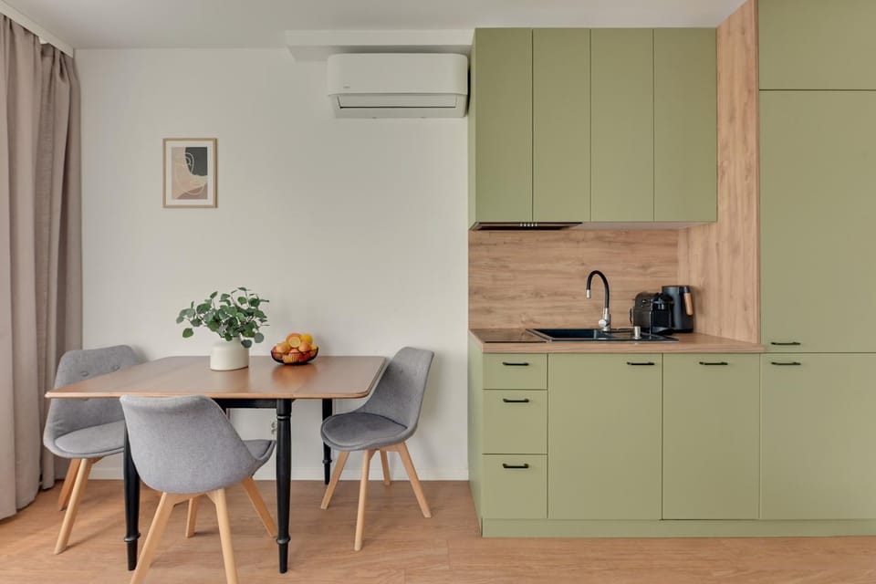 Coffee/tea facilities, Kitchen or kitchenette, Dining area, stove, air conditioner