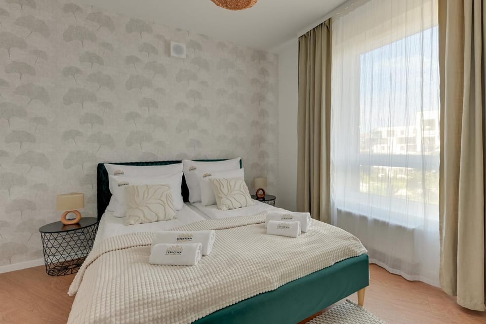 Bed, Photo of the whole room, Bedroom, towels