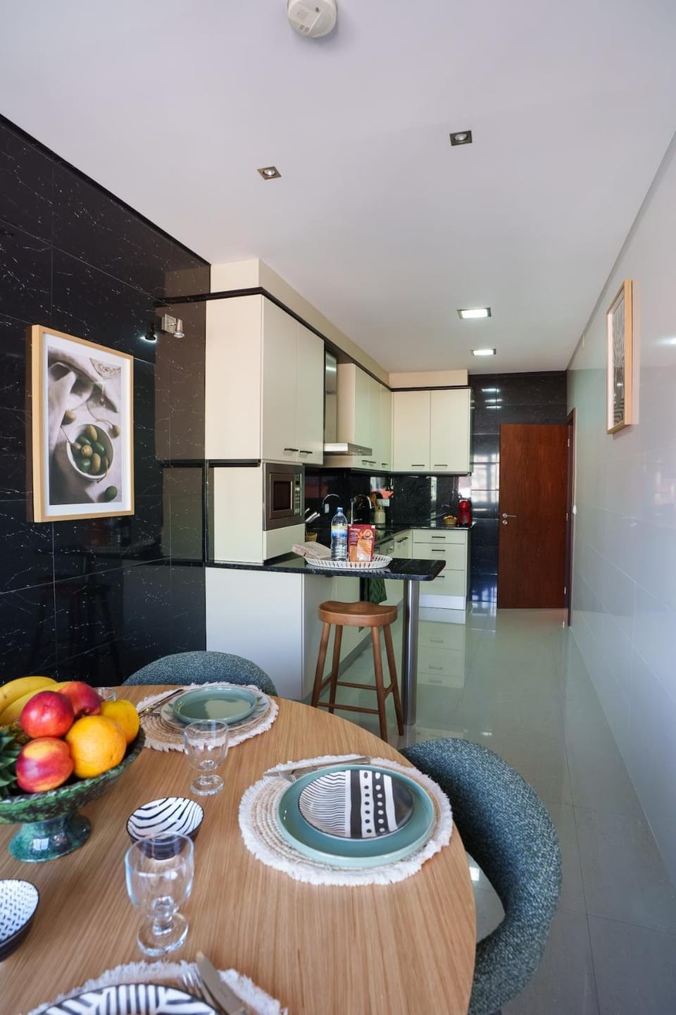 Kitchen or kitchenette, Food and drinks, Dining area, oven