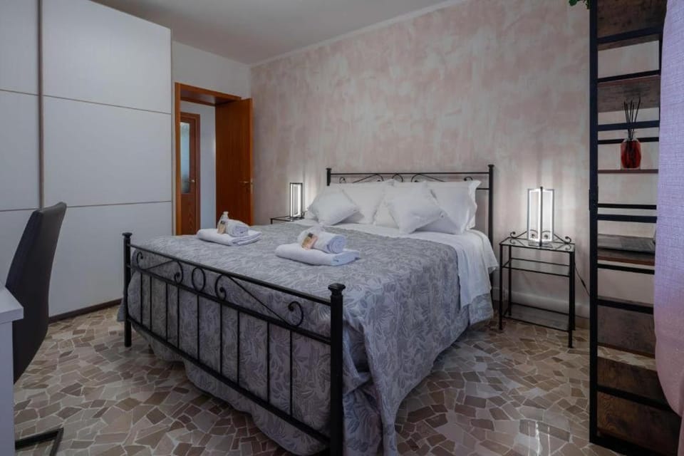 Bed, Bedroom, towels