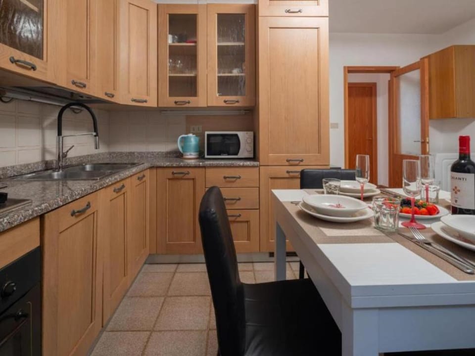 Kitchen or kitchenette, Dining area, oven