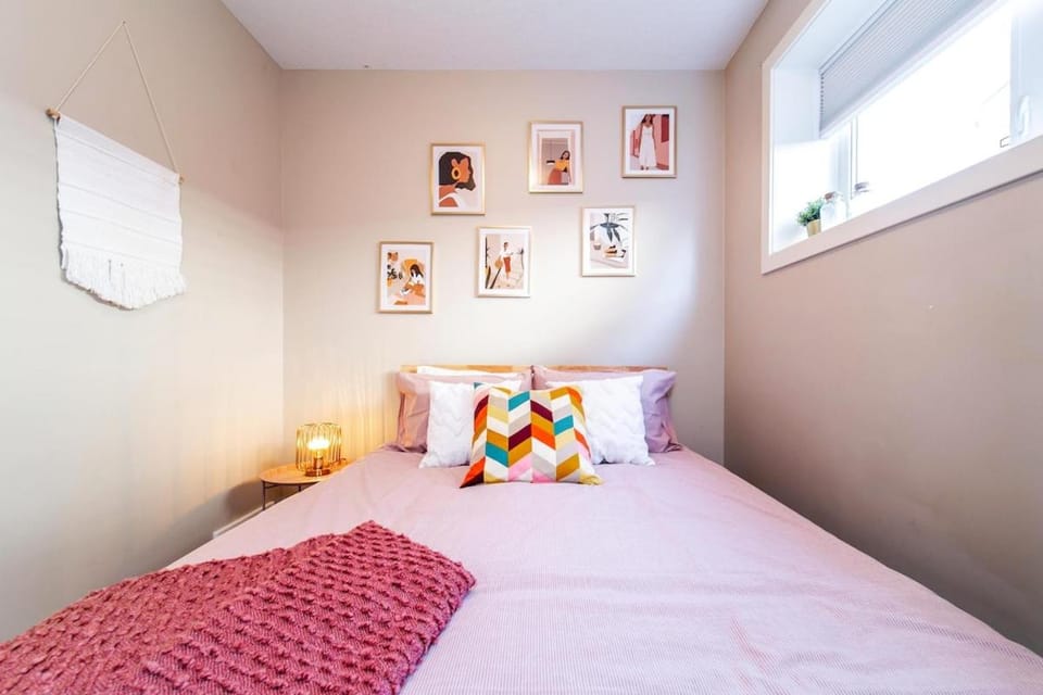 Bright Spacious Suite - King Bed - Long Stays - WiFi Apartment in Edmonton