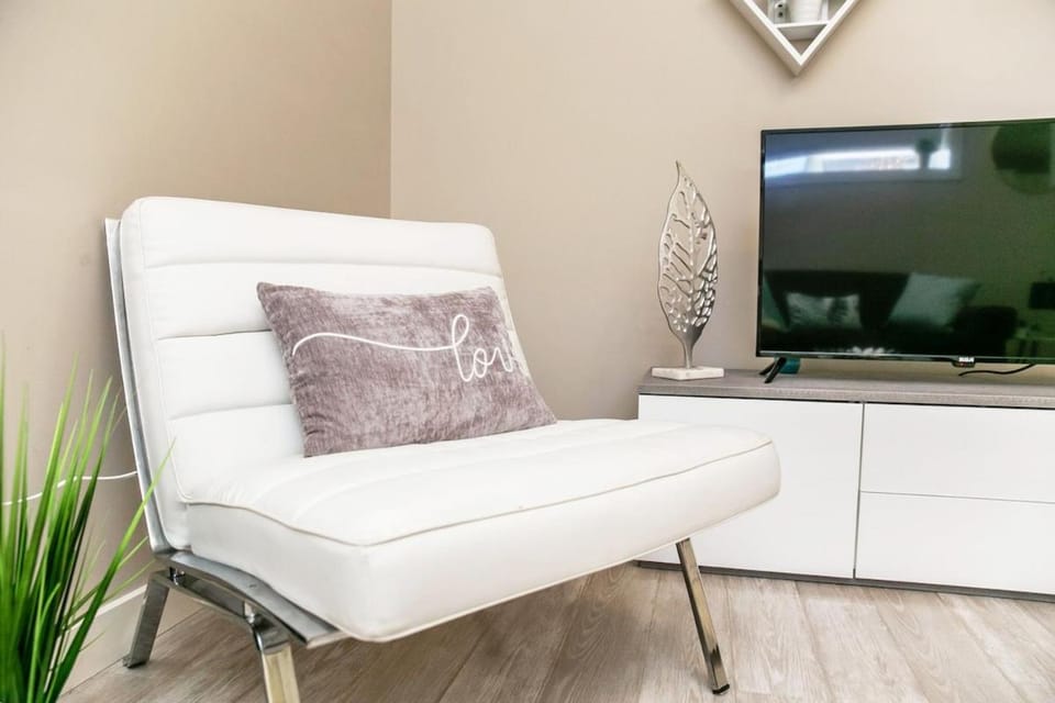 Bright Spacious Suite - King Bed - Long Stays - WiFi Apartment in Edmonton