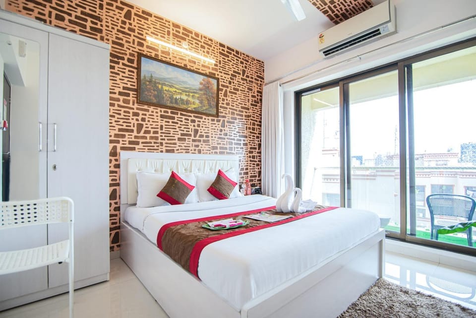 Bed, TV and multimedia, Living room, Photo of the whole room, Seating area, Bedroom, wardrobe, air conditioner