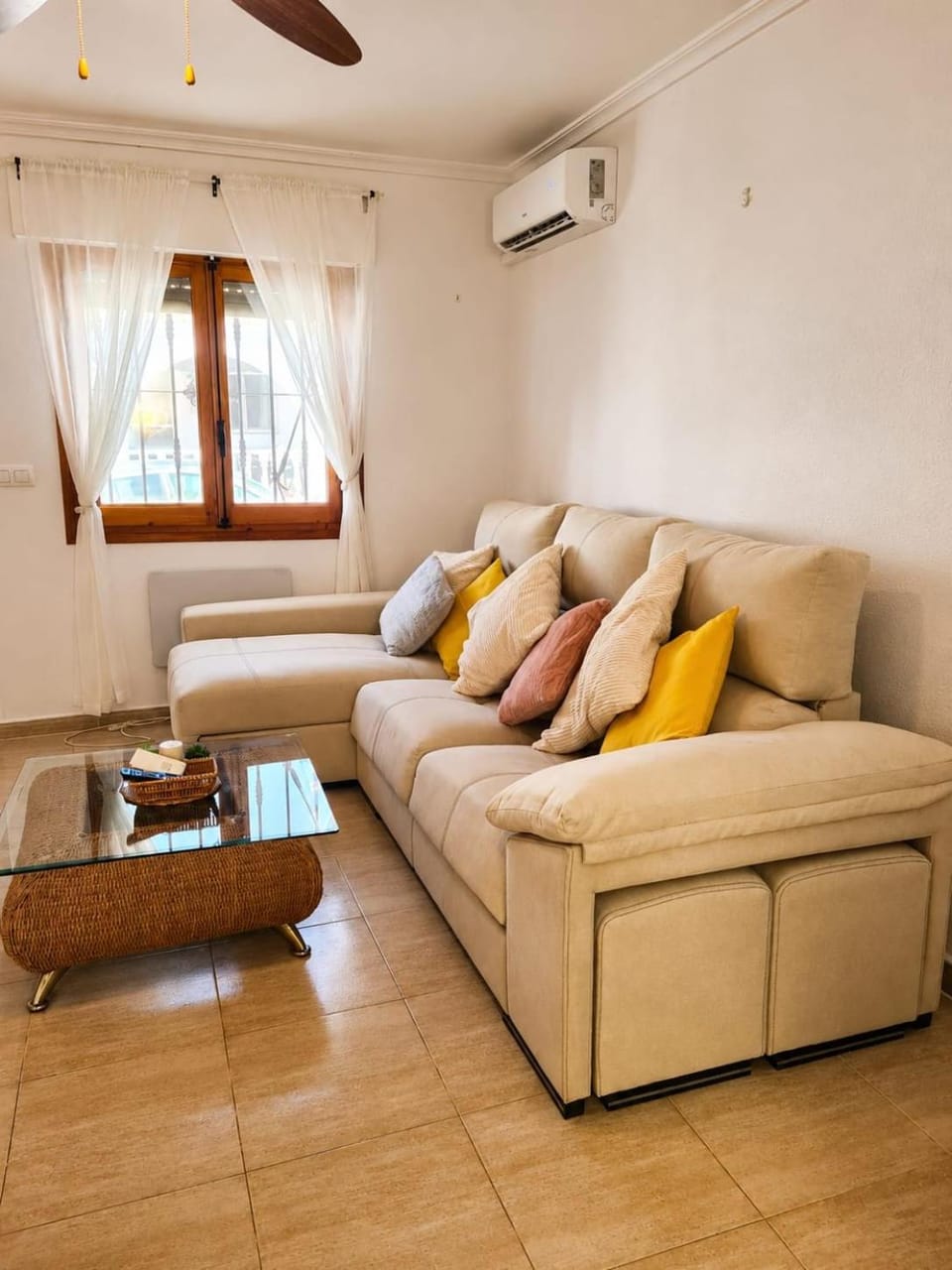 Living room, Seating area, air conditioner