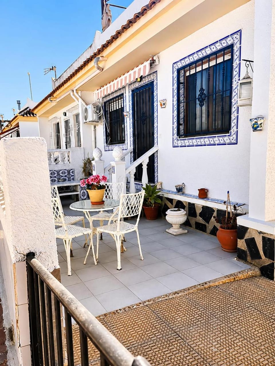 Property building, Patio, Day, Garden, Balcony/Terrace