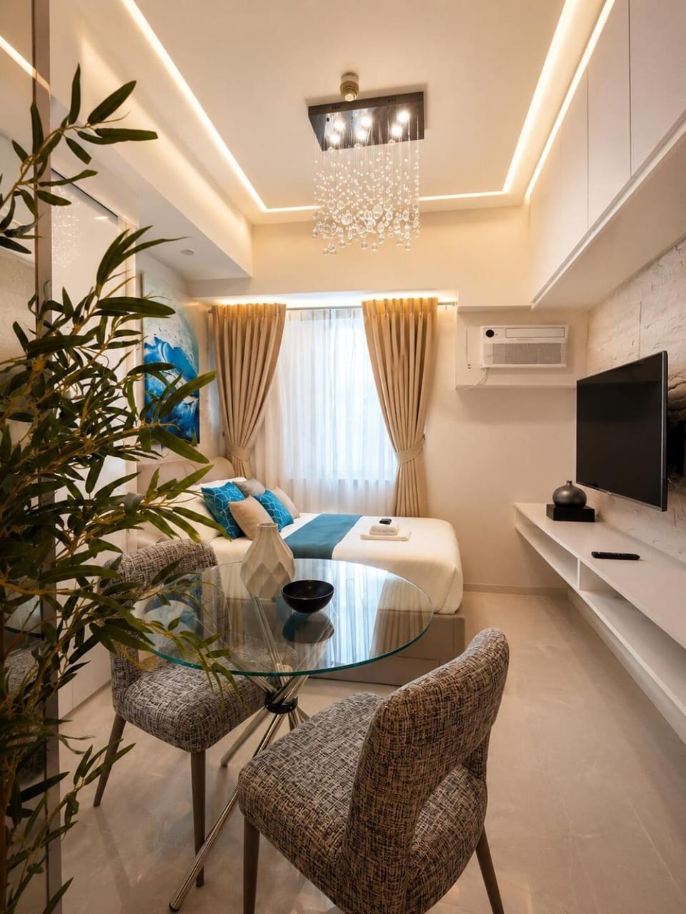 Bed, TV and multimedia, Living room, Photo of the whole room, Seating area, Bedroom, air conditioner