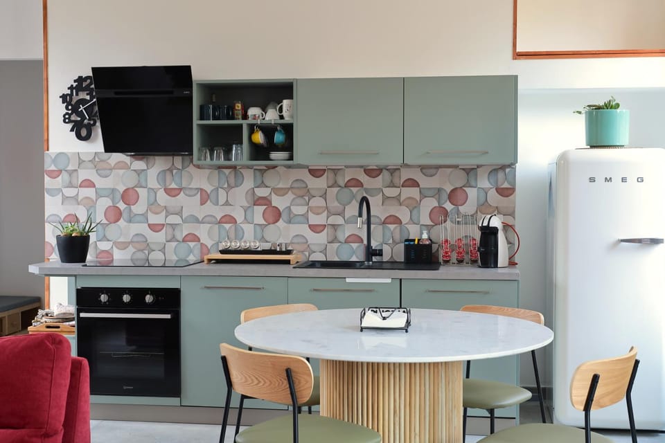 Coffee/tea facilities, Kitchen or kitchenette, Living room, Seating area, Dining area, oven, pet friendly, stove, toaster