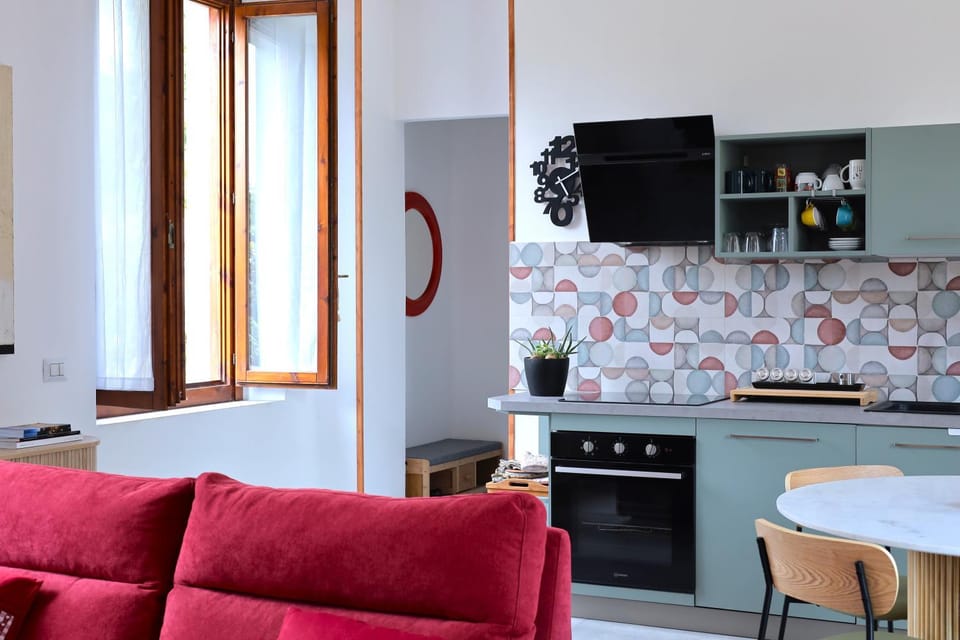 Kitchen or kitchenette, Living room, Seating area, Dining area, oven, pet friendly, stove