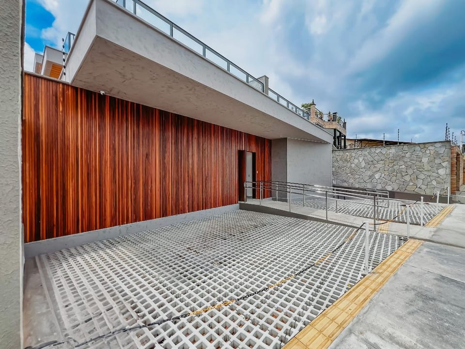 Facade/entrance