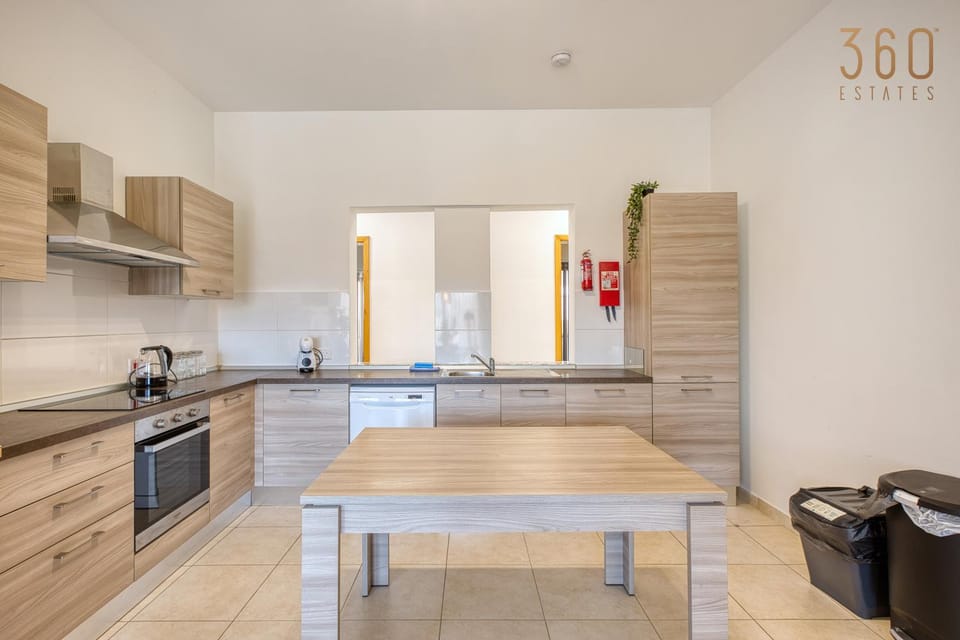 Kitchen or kitchenette, Dining area, dishwasher, minibar, oven, stove