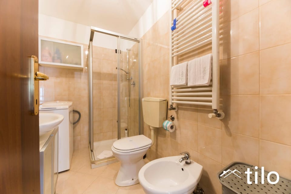 Shower, Toilet, Bathroom, bidet, towels