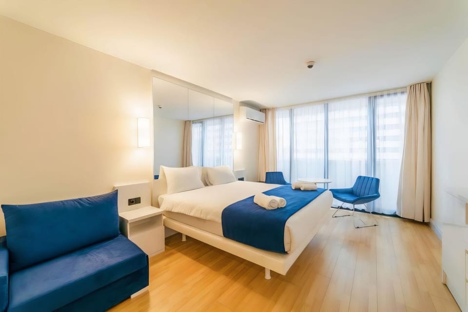 Bed, Living room, Photo of the whole room, Seating area, Bedroom