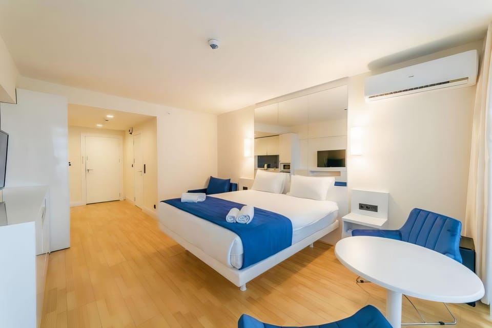 Communal lounge/ TV room, Bed, TV and multimedia, Living room, Photo of the whole room, Seating area, Evening entertainment, Bedroom, fireplace, towels, air conditioner