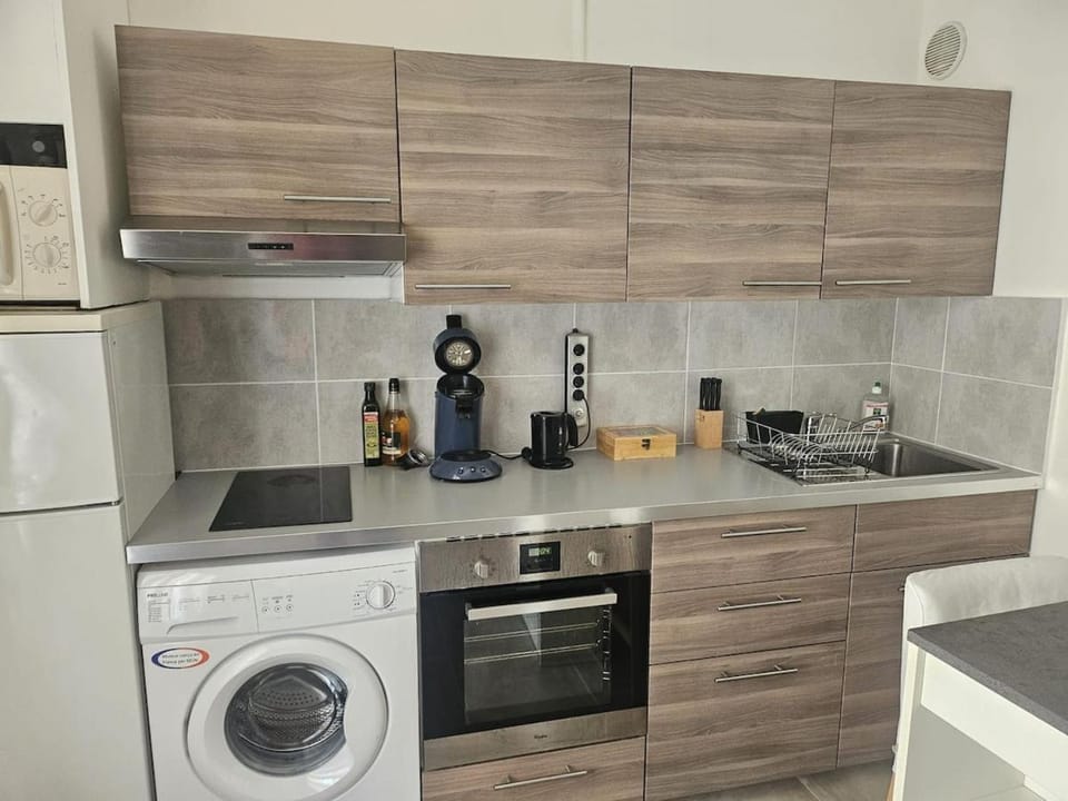 Coffee/tea facilities, Kitchen or kitchenette, oven, stove, washing machine