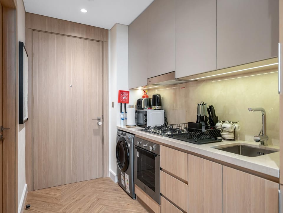 Coffee/tea facilities, Kitchen or kitchenette, oven, stove, toaster