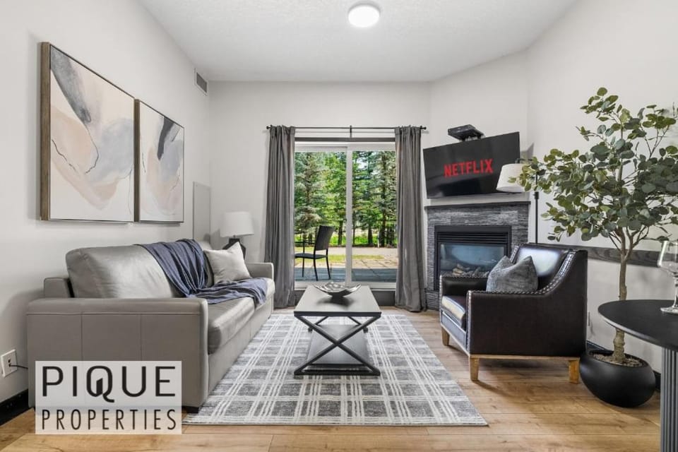 Chic Twin Rockies Getaway - Pool and HotTub - Sleeps 8 Apartment in Canmore