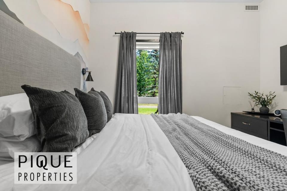 Chic Twin Rockies Getaway - Pool and HotTub - Sleeps 8 Apartment in Canmore