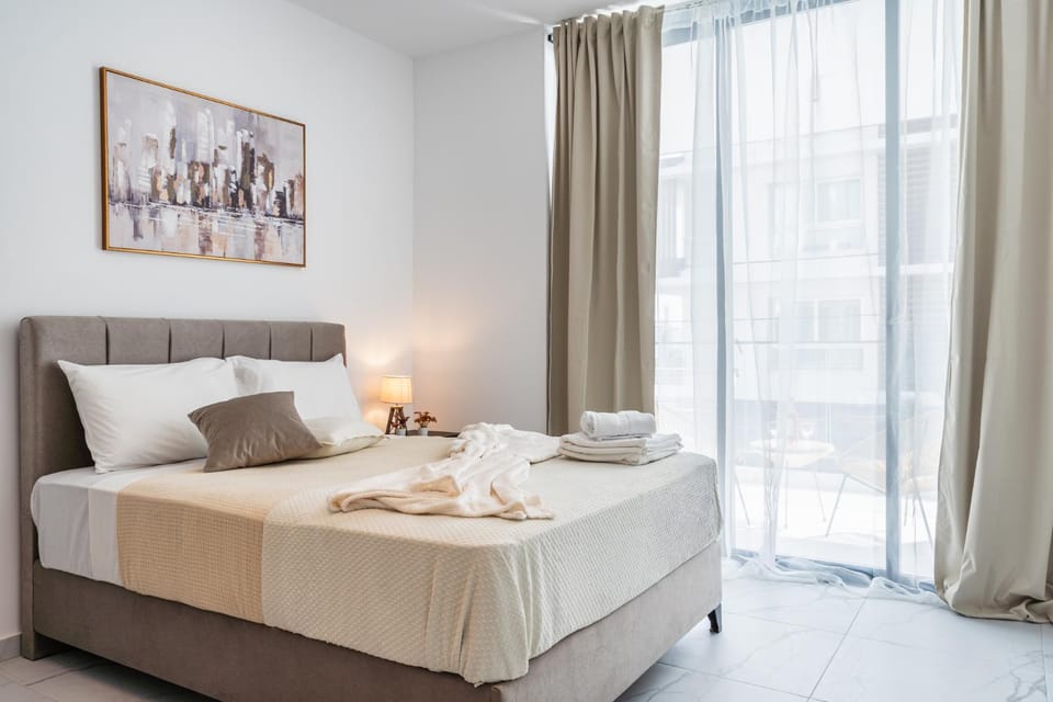 Bed, towels